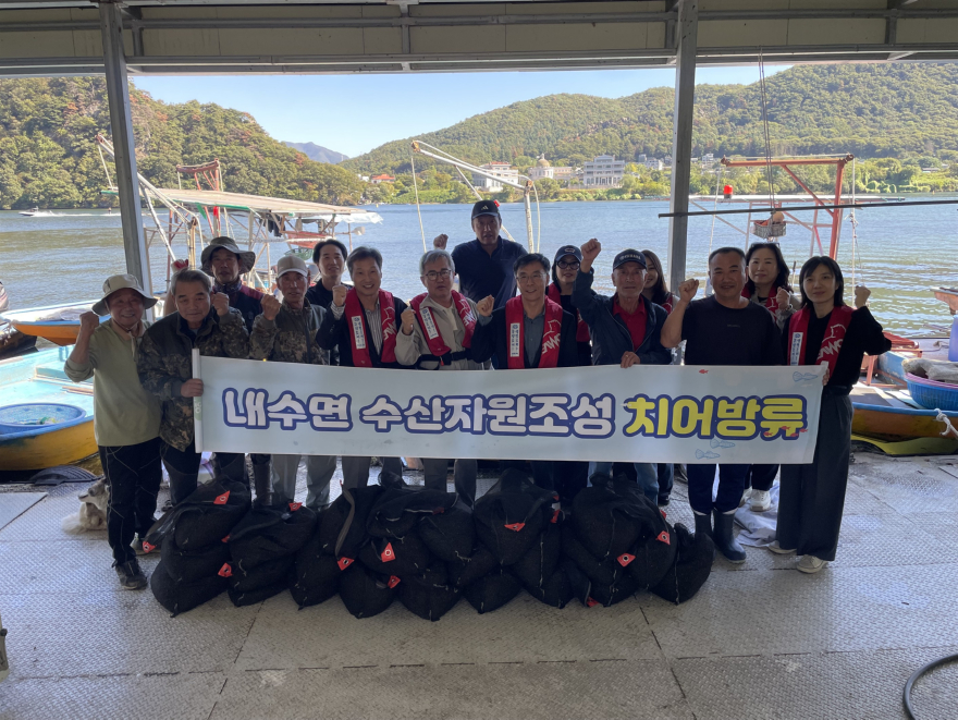 (1006)[농축산지원과]남양주시, 내수면 수산자원 조성 위해 북한강 일대에 다슬기 272만 마리 방류(사진1).jpg