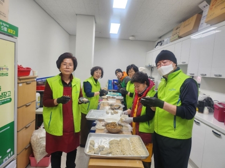 구리시 인창동 지역사회보장협의체, 독거노인을 위한 ‘떡만둣국 나눔’ 봉사 펼쳐