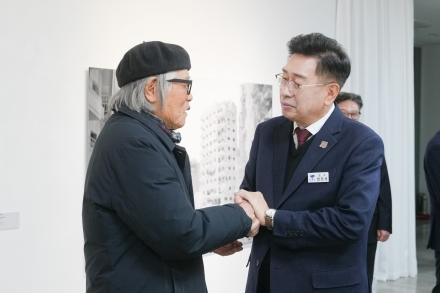양평군 원로작가 이동표 화백, 지평리 전투 소재 작품 기증