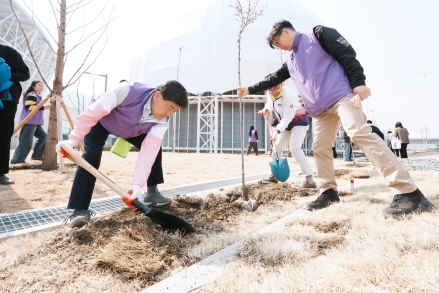 광주시, 제81회 식목일 맞아 G-스타디움서 나무 심기 행사 개최