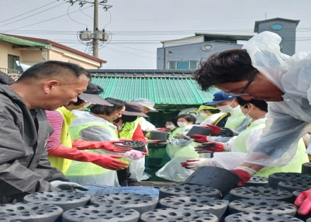 청운면 지역사회보장협의체, ‘연탄 나눔 봉사’ 실시